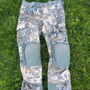 Men’s Sitka Softshell Pants w Knee Pads - Excellent Used Condition - Camo